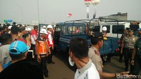 Presiden Jokowi dan rombongan kemudian menaiki mobil-mobil Jeep untuk mencoba ruas tol sepanjang 8,26 km itu. 