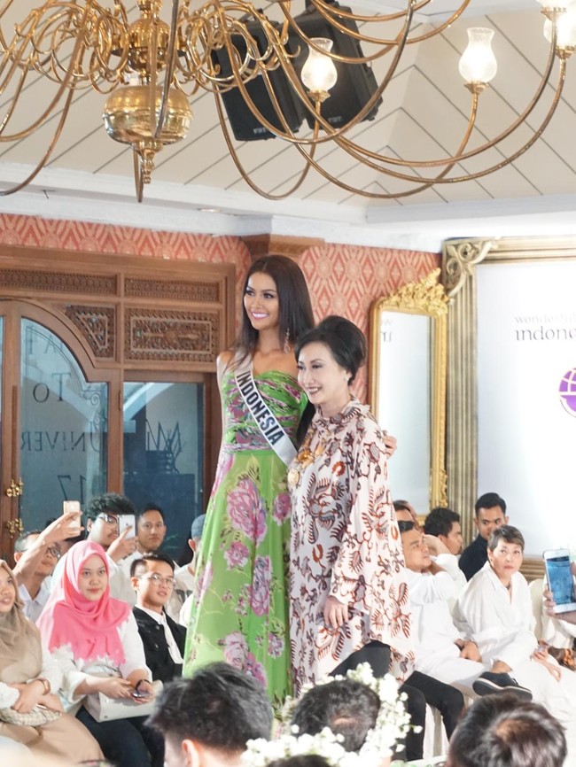 Bunga Jelitha saat berbalut gaun karya Andreas Odang. Warna hijau dan motif floral menciptakan kesan yang fresh pada penampilannya. Foto: Foto: Daniel Ngantung/Wolipop