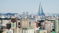 Ada hotel yang paling terkenal di Korut, namanya Ryugyong. Hotel ini terkenal karena bentuknya yang unik, pengerjaannya yang sudah lama, dan masih belum selesai. (CNN)