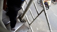 Lantai JPO yang bolong akan membahayakan pejalan kaki.