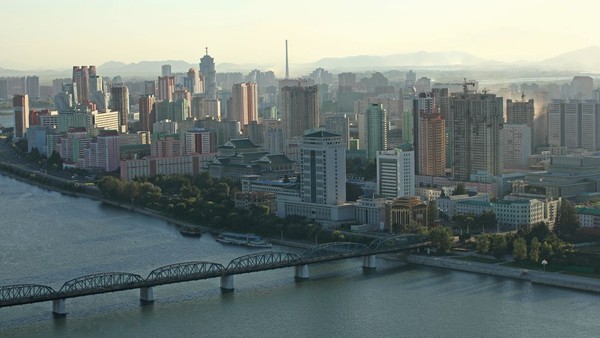 Pyongyang adalah kota yang menampung 2 juta orang. Ada beberapa situs yang perlu izin dari pemerintah. Tapi kamu dijamin melotot, karena kota ini begitu modern. (Koryo Tours) Pyongyang adalah kota yang menampung 2 juta orang. Ada beberapa situs yang perlu izin dari pemerintah. Tapi kamu dijamin melotot, karena kota ini begitu modern. (Koryo Tours)