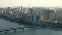 Pyongyang adalah kota yang menampung 2 juta orang. Ada beberapa situs yang perlu izin dari pemerintah. Tapi kamu dijamin melotot, karena kota ini begitu modern. (Koryo Tours)