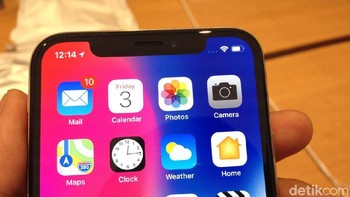 Baterainya diklaim lebih lama dua jam ketimbang iPhone 7. Untuk pengisian, ponsel ini mendukung wireless charging. (Foto: detikINET/Agus Tri Haryanto)