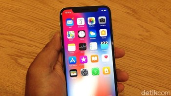 Memang bentuknya sangat radikal dibanding generasi iPhone sebelumnya. Foto: detikINET/Agus Tri Haryanto