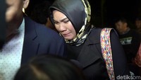 Georgina tak kuasa menahan tangis. Foto: Noel/detikhot