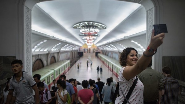 Siapa bilang Korut itu primitif? Nyatanya, negara ini punya banyak fasilitas modern, salah satunya subway. (ED JONES/AFP)