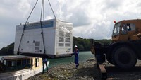 Ketidakpastian gelombang laut Jawa menjadi tantangan tersendiri bagi PLN untuk mengirim mesin PLTD ini.