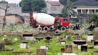 Jalur alternatif ini selalu ramai oleh lalu-lalang kendaraan semenjak ada proyek pembangunan flyover.