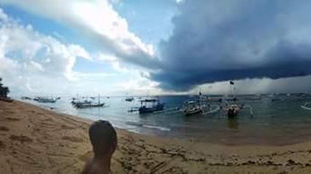 Dramatis! Awan di Pantai Sanur Getarkan Hati Pengunjung