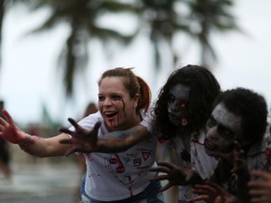 Cari Uang Selama Pandemi, Wanita Ini Jual Baju Orang Mati Sambil Jadi Zombie