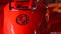 Vespa 946 RED juga dijadikan simbol untuk ikut serta dalam perjuangan melawan berbagai penyakit mematikan yang dihadapi oleh manusia.