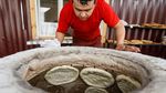 Memanggang dengan Oven Unik di Kazakhstan