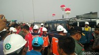 Para menteri yang hadir ikut dalam konvoi ini. Mereka adalah Menteri PUPR Basuki Hadimuljono, Menteri Perhubungan Budi Karya Sumadi dan Menteri BUMN Rini Soemarno.