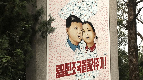 Ini adalah poster propaganda milik Korut. Poster ini berada di setiap sudut Korut. Jangan coba-coba untuk mencopot poster ini sebagai kenang-kenganan atau iseng. Karena kamu akan dipenjara seperti seorang turis Amerika yang bernama Otto Warmbier. Ia di penjara selama 17 bulan di Korut dan dikembalikan ke AS dalam keadaan koma, lalu meninggal. (Koryo Tours) Ini adalah poster propaganda milik Korut. Poster ini berada di setiap sudut Korut. Jangan coba-coba untuk mencopot poster ini sebagai kenang-kenganan atau iseng. Karena kamu akan dipenjara seperti seorang turis Amerika yang bernama Otto Warmbier. Ia di penjara selama 17 bulan di Korut dan dikembalikan ke AS dalam keadaan koma, lalu meninggal. (Koryo Tours)