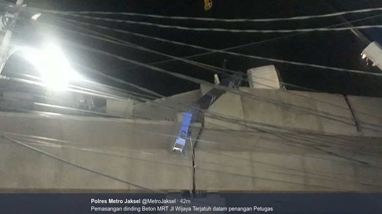 Pagar Pembatas MRT Jatuh dan Timpa Motor di Jl Wijaya Jaksel Pagar Pembatas MRT Jatuh dan Timpa Motor di Jl Wijaya Jaksel