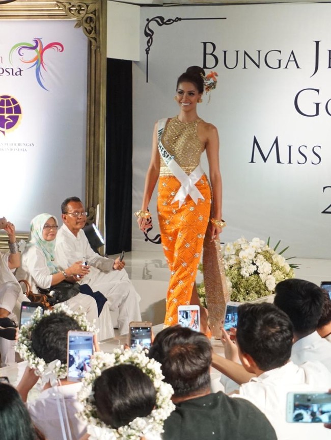 Puteri Indonesia 2017 ini akan menggunakan salah satu rancangan Ivan Gunawan untuk sesi dinner dress. Terbuat dari songket pelembang, gaun bertajuk Bunga Cino ini hadir dalam warna jingga keemasan, simbol dari optimisme, percaya diri dan jiwa petualang. Foto: Foto: Daniel Ngantung/Wolipop