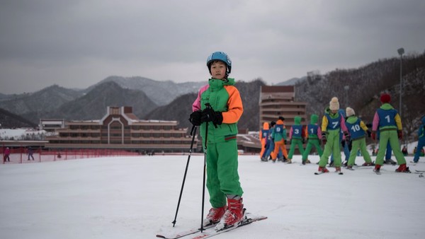 Turis yang ingin merayakan liburan musim dingin bisa menikmati salju di Maslkryong Ski Resort. Ski resor ini dibuka pada tahun 2013 di sebelah tenggara Wonsan. (ED JONES/AFP) Turis yang ingin merayakan liburan musim dingin bisa menikmati salju di Maslkryong Ski Resort. Ski resor ini dibuka pada tahun 2013 di sebelah tenggara Wonsan. (ED JONES/AFP)