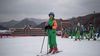 Turis yang ingin merayakan liburan musim dingin bisa menikmati salju di Maslkryong Ski Resort. Ski resor ini dibuka pada tahun 2013 di sebelah tenggara Wonsan. (ED JONES/AFP)