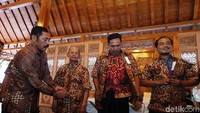 Wali Kota Solo FX Hadi Rudyatmo memberikan batik kepada para tukang becak.