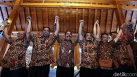 Batik tersebut diberikan oleh Wali Kota Solo.