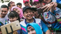 Kehadiran Chairul Tanjung sebagai pembuka lomba ini menarik perhatian para peserta marathon.