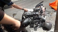 Ada helm pengendara motor B 4663 SDB tertinggal di lokasi dalam kondisi utuh. Beruntung pengendara motor itu tak sampai dirawat inap di rumah sakit. Foto: Ahmad Bil Wahid/detikcom