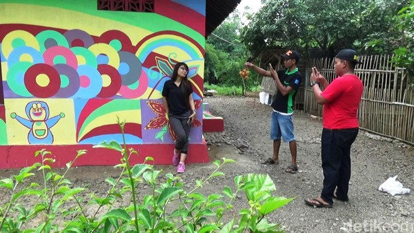 Selain menikmati suasana pedesaan yang sejuk, para pengunjung juga bisa berkeliling dan memilih spot untuk berfoto-foto bersama keluarga, dengan latar belakang rumah warna-warni. (Rinto Heksantoro/detikTravel) Selain menikmati suasana pedesaan yang sejuk, para pengunjung juga bisa berkeliling dan memilih spot untuk berfoto-foto bersama keluarga, dengan latar belakang rumah warna-warni. (Rinto Heksantoro/detikTravel)