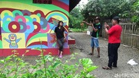Selain menikmati suasana pedesaan yang sejuk, para pengunjung juga bisa berkeliling dan memilih spot untuk berfoto-foto bersama keluarga, dengan latar belakang rumah warna-warni. (Rinto Heksantoro/detikTravel)