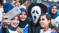 Tak sedikit peserta marathon yang ingin berfoto bareng dengan peserta-peserta berkostum unik ini.