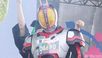 Siapa sangka, kamen rider yang satu ini juga salah satu peserta lomba lari? (Foto: Uyung/detikHealth)