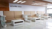 Foto: Setiap lantai perpustakaan pun dilengkapi dengan sejumlah meja hingga bangku yang nyaman untuk duduk. Fasilitas ini ada di lantai 21 (Randy/detikTravel)