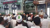 Allah menjanjikan siapa yang berjuang di jalan Allah, Allah memberikan kemenangan, ungkap Habib Rizieq yang suaranya diperdengarkan di masjid. Foto: Bil Wahid/detikcom
