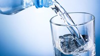 Kalau waktu sahur benar-benar mepet, setidaknya minum 2 gelas air putih. Triknya adalah selalu menyiapkan botol air dan beberapa kurma di meja samping tempat tidur untuk berjaga-jaga. Foto: iStock