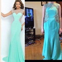 Korban online shop lainnya mengunggah foto ketika gaun yang dibeli jahitannya berantakan dan tak sesuai gambar.  Foto: Ist.