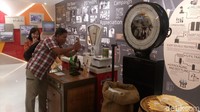 Timbangan berkel buatan tahun 1950-an untuk mengukur bahan baku, autoclave tahun 1936 untuk memastikan semua alat produksi higienis dan microscope tahun 1962 untuk pengamatan agar produk sesuai standar terpanjang di galeri ini (Enggran/detikTravel)