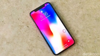 Layar iPhone X memiliki bentang layar 5,8 inch dengan teknologi AMOLED. Foto: Adi Fida Rahman/detikINET
