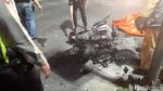 Penampakan Motor yang Ringsek Tertimpa Pagar Proyek MRT