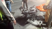 Polisi menandai titik tertimpanya motor tersebut. Foto: Ahmad Bil Wahid/detikcom