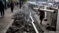 Pembuatan trotoar di Tanah Abang, Sabtu (4/11) (Foto: Rima Olyvia/detikcom)