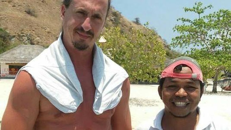 Pemandu wisata yang foto bareng bule Prancis mirip Zlatan di Pulau Kanawa (@Antonius Ndarung/Facebook) Pemandu wisata yang foto bareng bule Prancis mirip Zlatan di Pulau Kanawa (@Antonius Ndarung/Facebook)