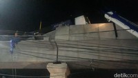 Beton itu menimpa sebuah motor. Bagian depan motor hancur, pengendaranya luka ringan. Foto: @TMCPoldaMetro/twitter