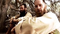 6 Bulan setelah ditangkap, dia masuk Islam. Keputusan masuk Islam membuat perlakuan milisi terhadap McGown dan dua sandera lain berubah drastis. Sehari-hari, tak banyak yang dilakukan McGown saat menjadi tawanan al-Qaeda. Ia memulai hari dengan salat subuh yang kemudian diikuti dengan sarapan, biasanya sarapan roti. Setelah itu kembali tidur atau melakukan olahraga. Kami dibolehkan untuk bergerak bebas di area seluas stadion bola, kata McGown dalam jumpa pers bulan Juli 2017 lalu.Foto: AFP