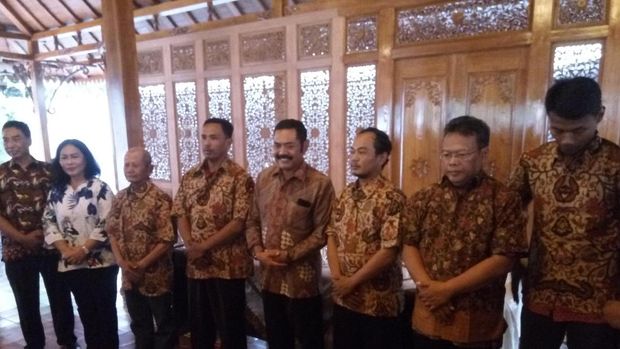 Pemkot Surakarta menyerahkan seragam batik itu di rumah dinas Wali Kota Surakarta, Loji Gandrung. Fotografer: Bayu Isnanto/detikcom.