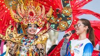 Juara pertama kostum individu terbaik.