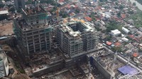 Para pekerja mengerjakan proyek gedung pencakar langit di kawasan Thamrin, Jakarta Pusat, Jumat (3/11/2017).