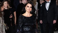 Penelope Cruz mengenakan busana berbelahan kaki tinggi. Foto: John Phillips/Getty Images