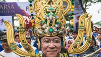 Selain lomba marathon, beberapa peserta marathon juga mengikuti kontes kostum dan make-up terbaik.