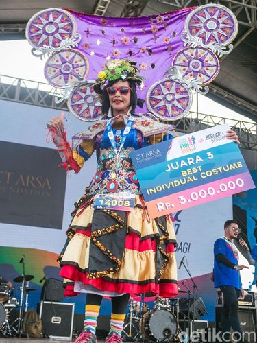 Meski usia sudah hampir 58 tahun, Bu Yuli tetap rajin olahraga. Sehari ia berlari minimal 15 km.