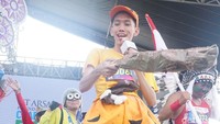 Lomba kostum unik memang menjadi bagian dalam CT Arsa Foundation Charity Fun Run 5K kali ini. Tampak salah seorang peserta mengenakan kostum The Flinstones. (Foto: Uyung/detikHealth)