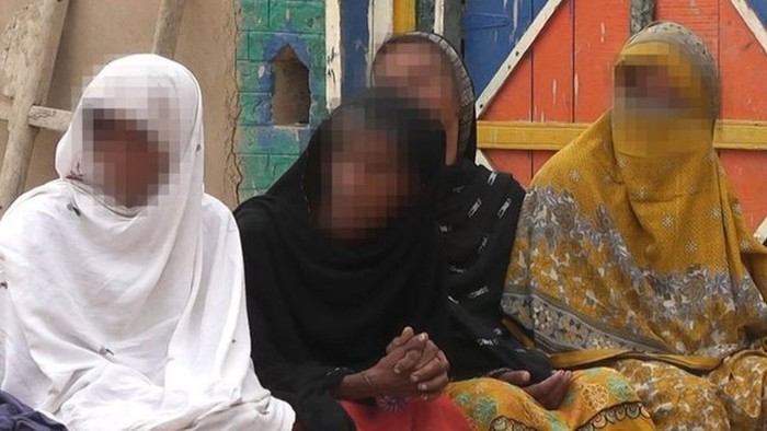 Duh! Remaja Putri di Pakistan Dipaksa Berjalan Setengah Telanjang